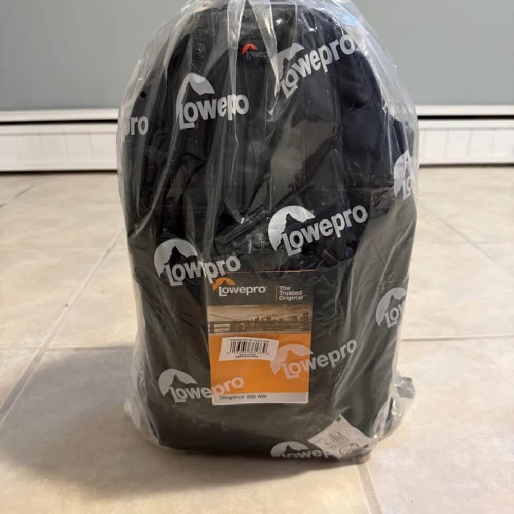 NWT Lowepro Slingshot 202AW Camera Bag with Straps, Dividers, Brand New and 100%